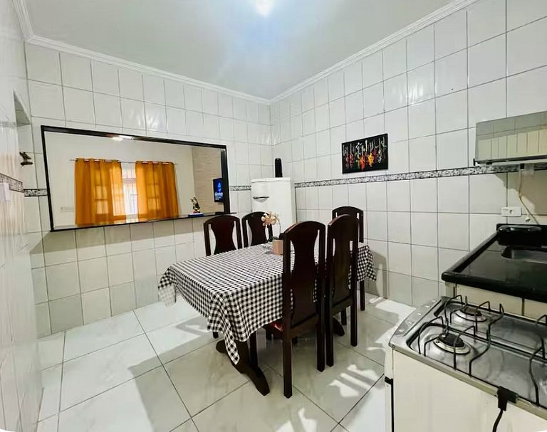 Perto da praia, churrasqueira e 3 vagas de garagem