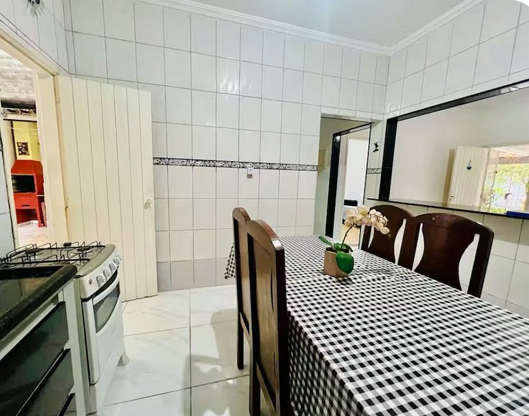 Perto da praia, churrasqueira e 3 vagas de garagem