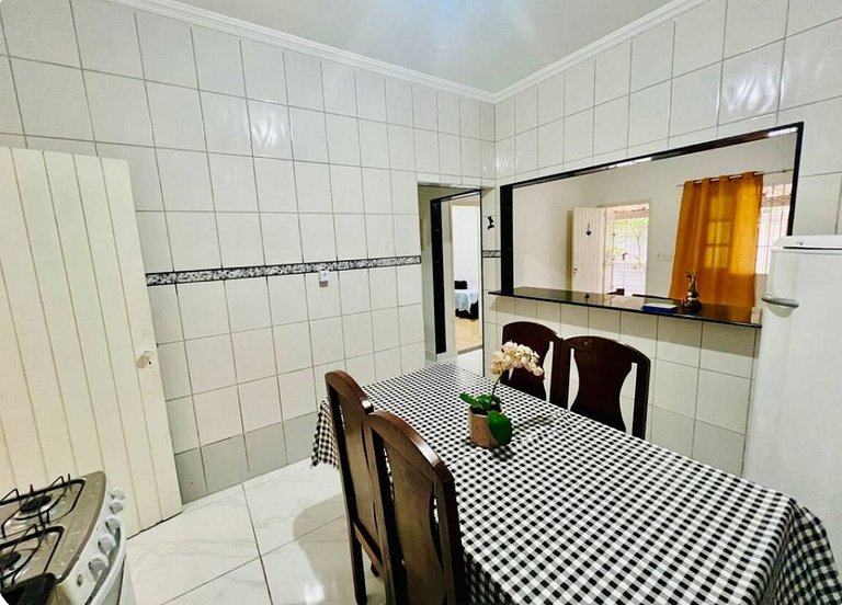 Perto da praia, churrasqueira e 3 vagas de garagem