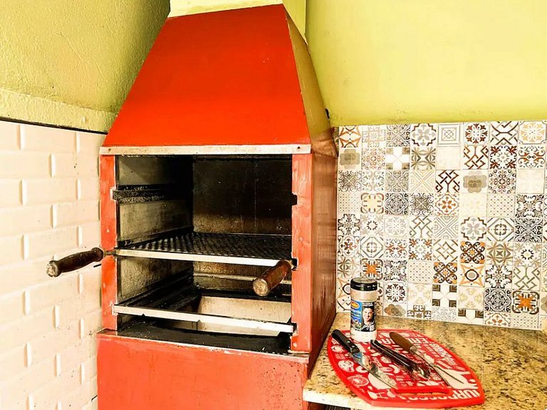 Perto da praia, churrasqueira e 3 vagas de garagem