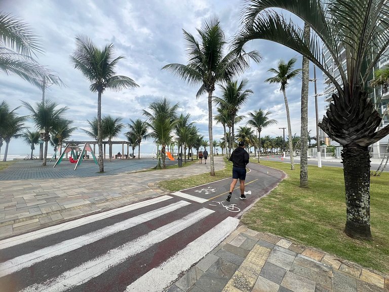 Perto da praia, churrasqueira e 3 vagas de garagem