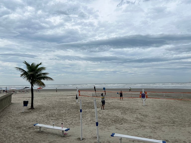 Perto da praia, churrasqueira e 3 vagas de garagem