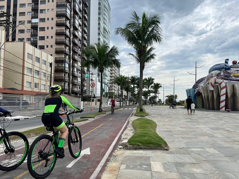 Perto da praia, churrasqueira e 3 vagas de garagem