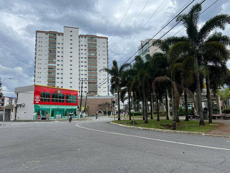 Perto da praia, churrasqueira e 3 vagas de garagem