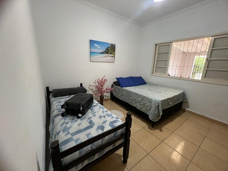 Perto da praia, churrasqueira e 3 vagas de garagem