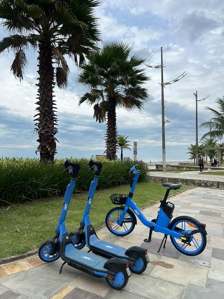 Perto da praia, churrasqueira e 3 vagas de garagem