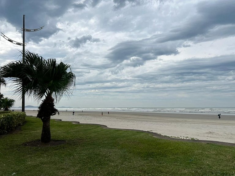 Perto da praia, churrasqueira e 3 vagas de garagem