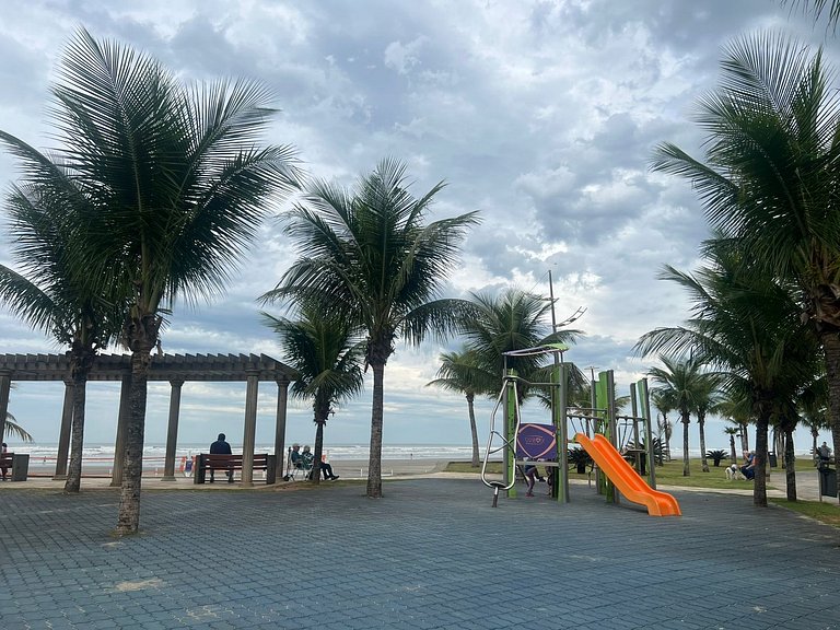 Perto da praia, churrasqueira e 3 vagas de garagem