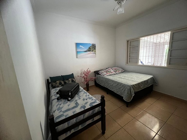 Perto da praia, churrasqueira e 3 vagas de garagem