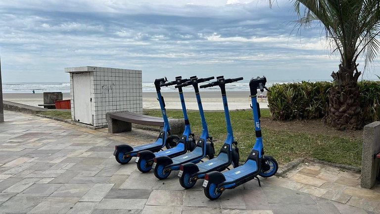 Perto da praia, churrasqueira e 3 vagas de garagem