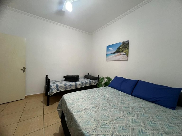 Perto da praia, churrasqueira e 3 vagas de garagem