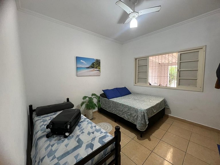 Perto da praia, churrasqueira e 3 vagas de garagem