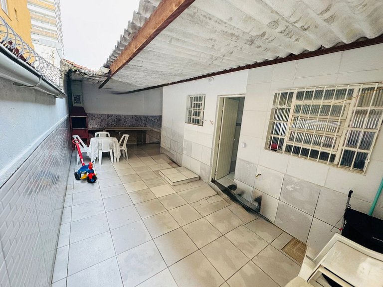 Perto da praia, churrasqueira e 3 vagas de garagem