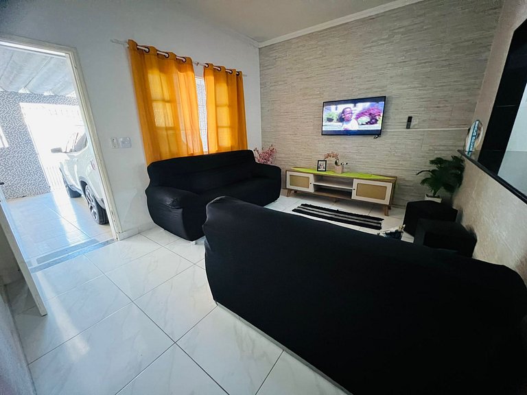 Perto da praia, churrasqueira e 3 vagas de garagem